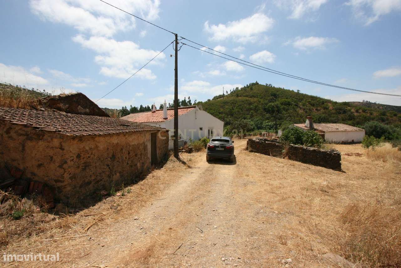 Quinta tradicional com moradia, garagem e vários anexos em terreno de - Grande imagem: 4/30