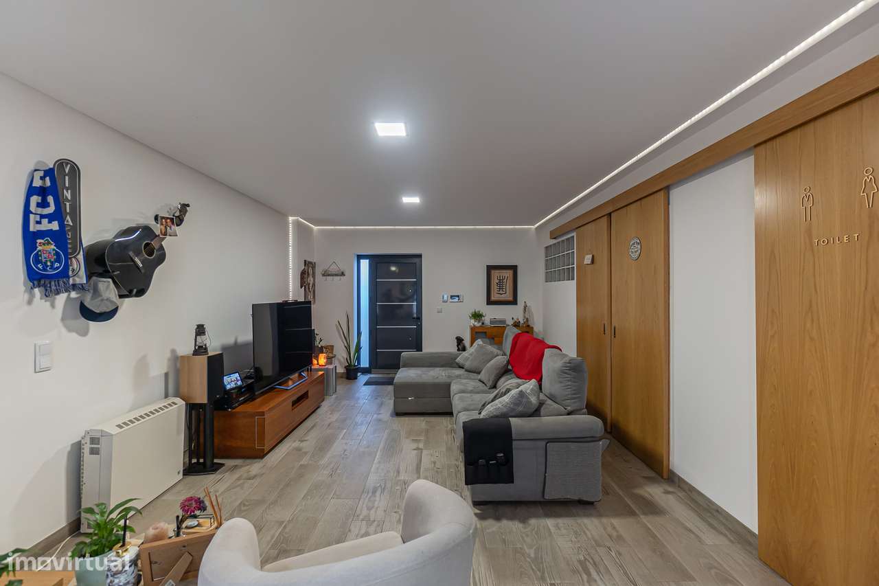 Moradia T4+1 renovada com anexo e jardim em Canidelo-3