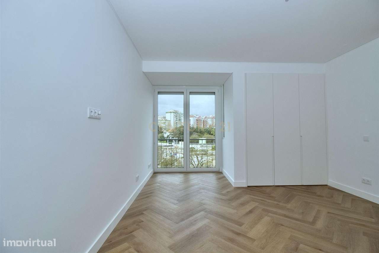 T4 Totalmente Renovado em Paço de Arcos – Vista de Mar,  a 5 minutos d - Grande imagem: 4/26