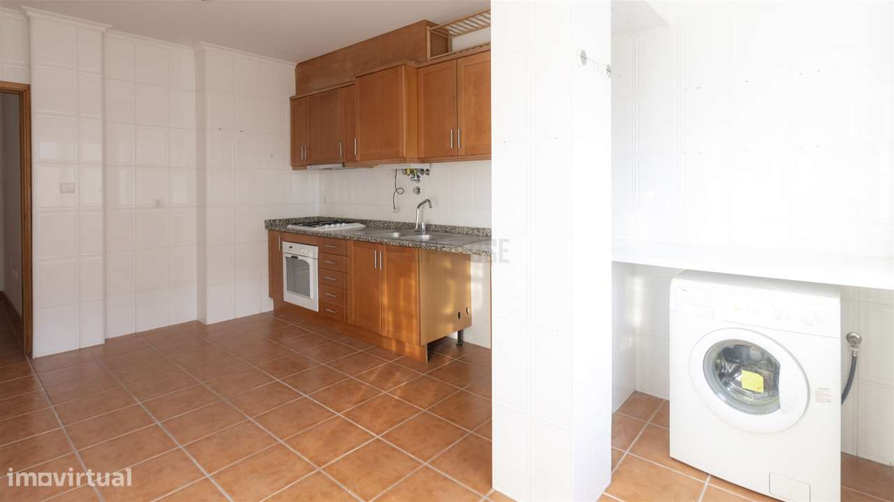 Apartamento T2 com Garagem Fechada - A Dois Minutos do Centro de Viseu-1