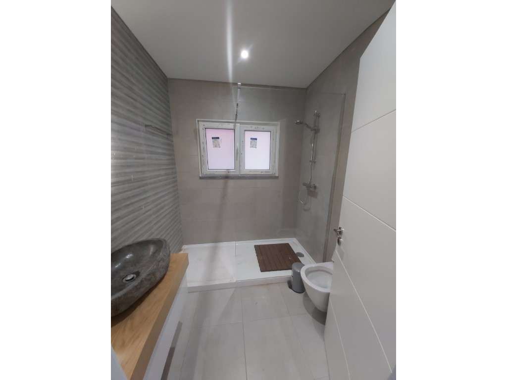 Moradia isolada T3+2, com garagem, jardim e piscina.-12