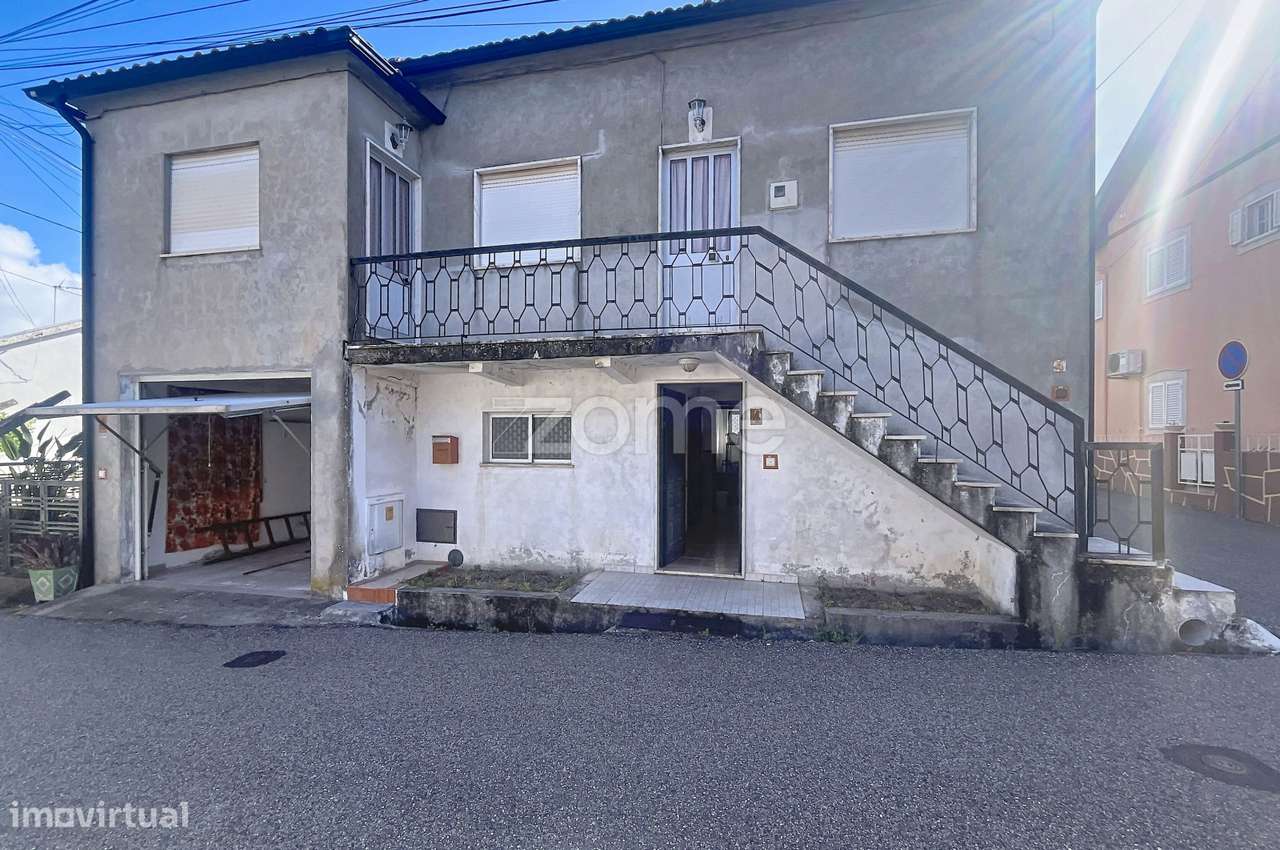 Moradia T4 com jardim e espaço exterior-2
