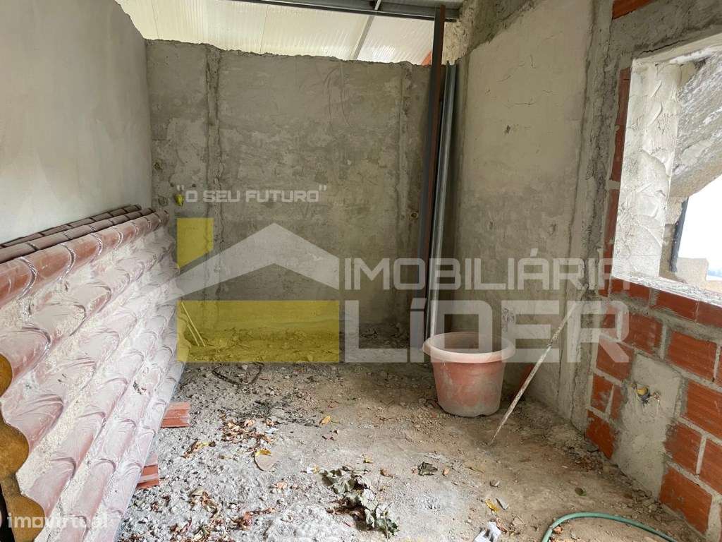 Moradia em fase de construção inserida em terreno urbano com 152m2 ...-6