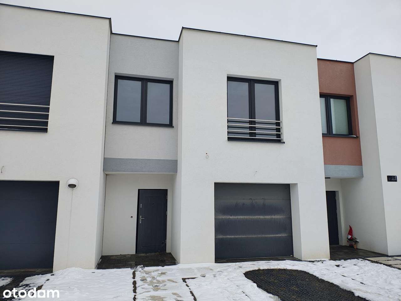 Szeregówka w świetnej lokalizacji-0