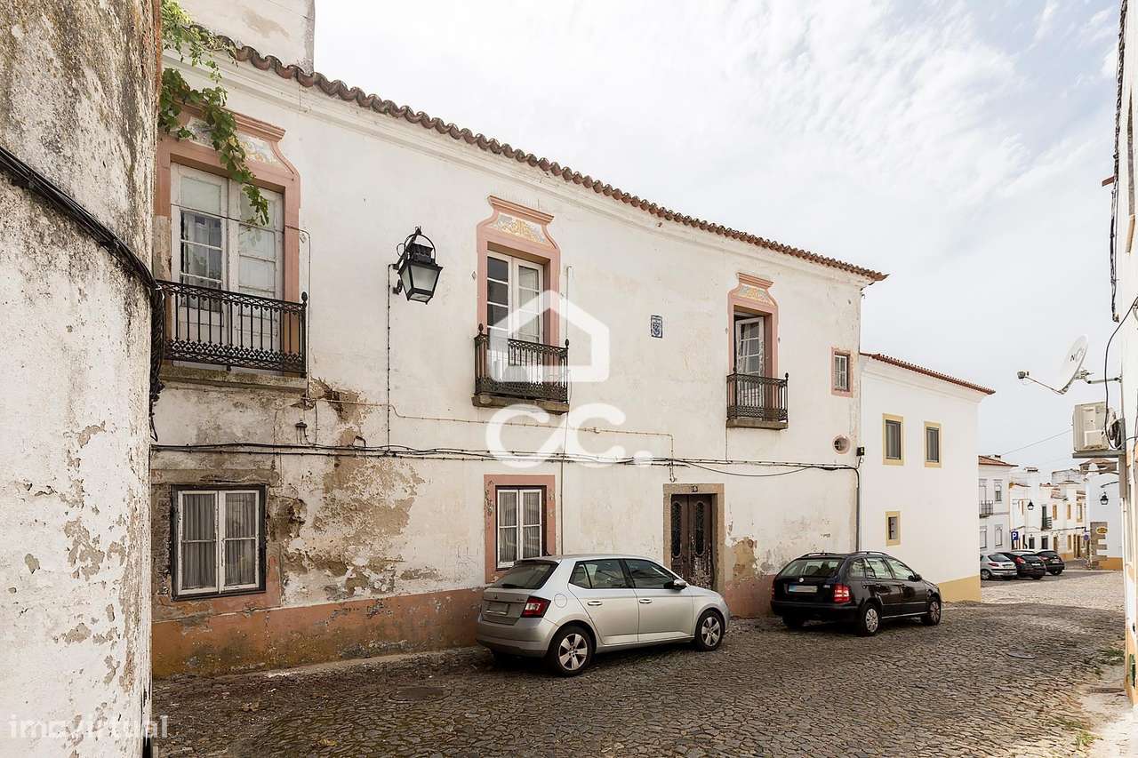 Moradia T3 Bifamiliar de 1º andar com Terraço no Centro Histórico de É-4