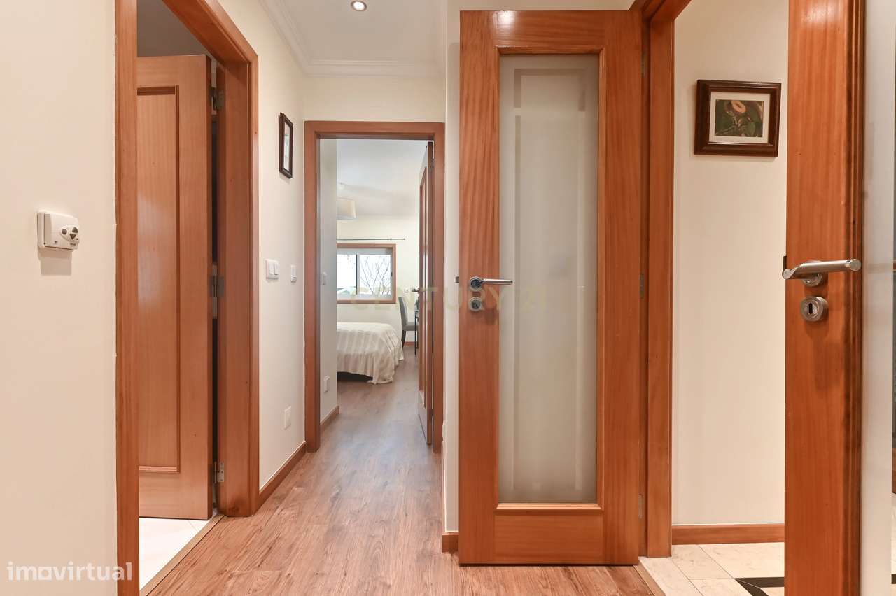 Apartamento T2 com garagem box e acessos adaptados na Urbanização Oute-11