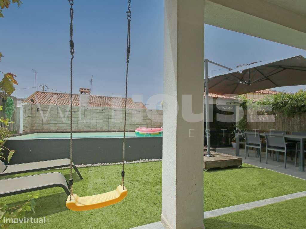 Oásis Urbano: Moradia T3 com Piscina e Potencial para T1 Independente-49