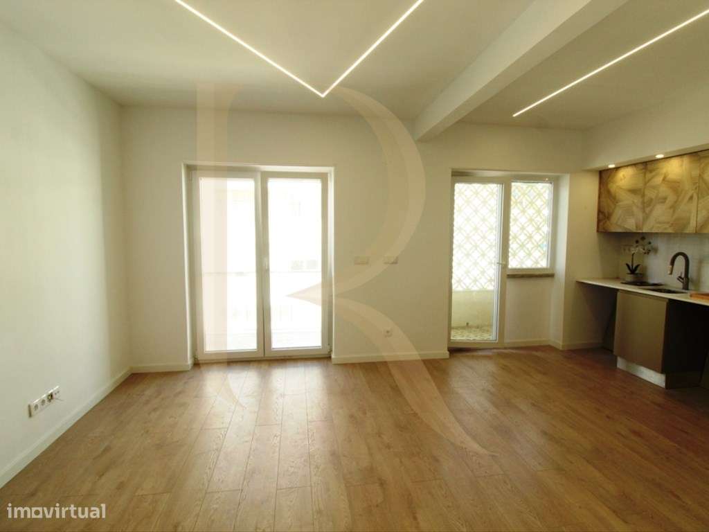 Apartamento T2 remodelado com elevador e varanda em Almada - Grande imagem: 2/17