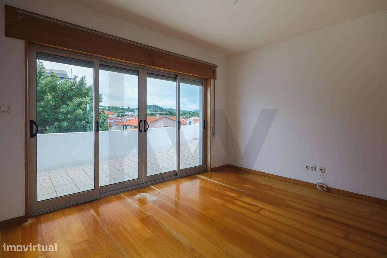 T2 Duplex com 132 m2, Terraço de 60 m2, Estacionamento e Vista sobre P-0