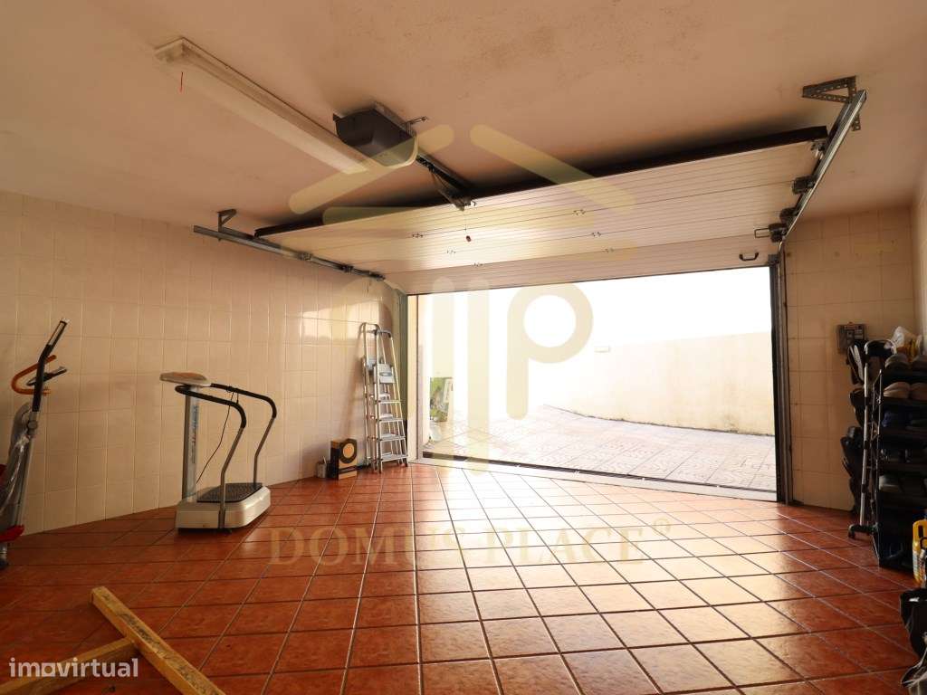 Moradia com Cave, Piscina e Terreno de 1878m² - Lavra
Vendida tota...-45