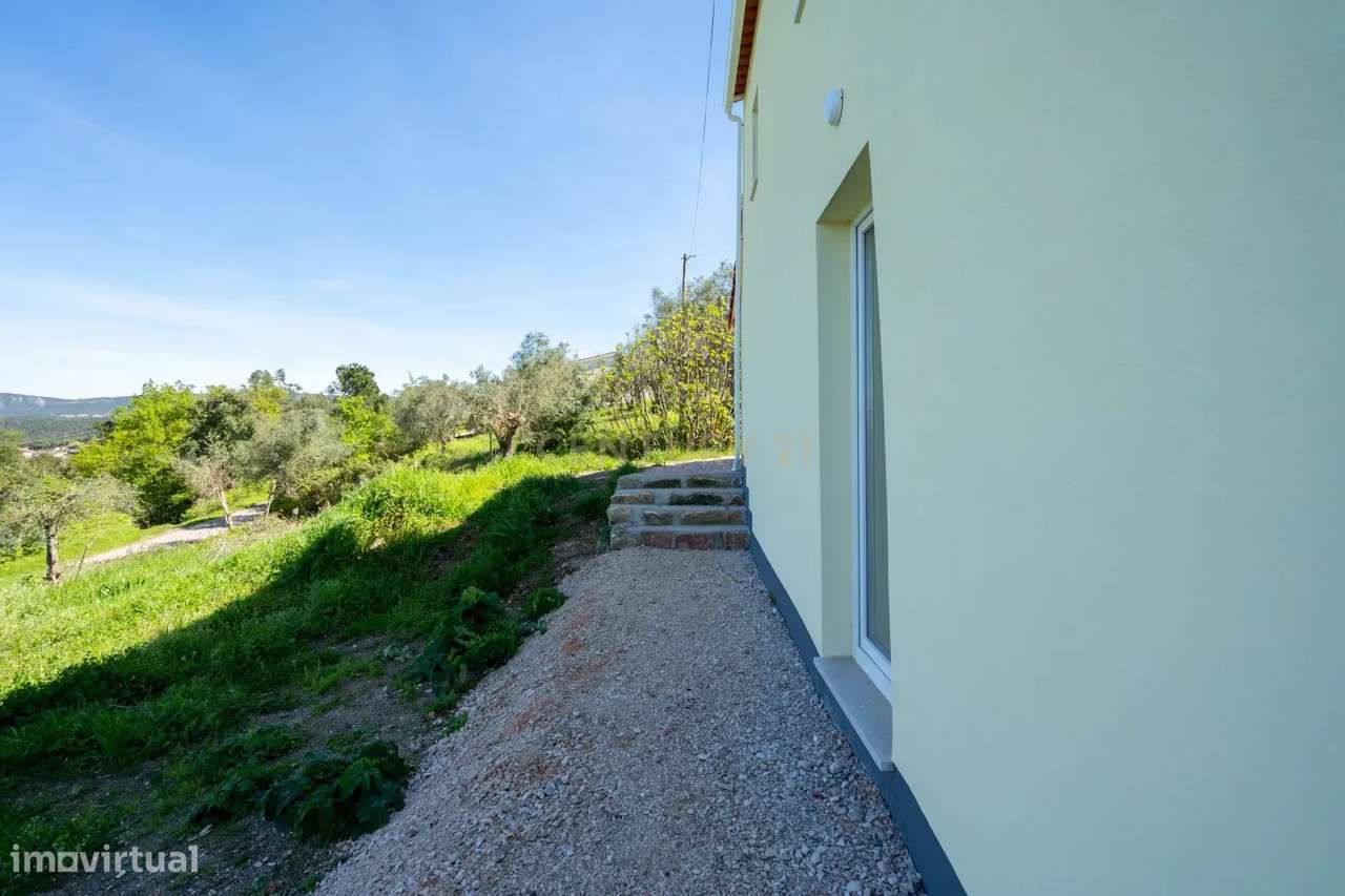 Moradia T3 de dois pisos com terreno totalmente renovada a cinco minut-12