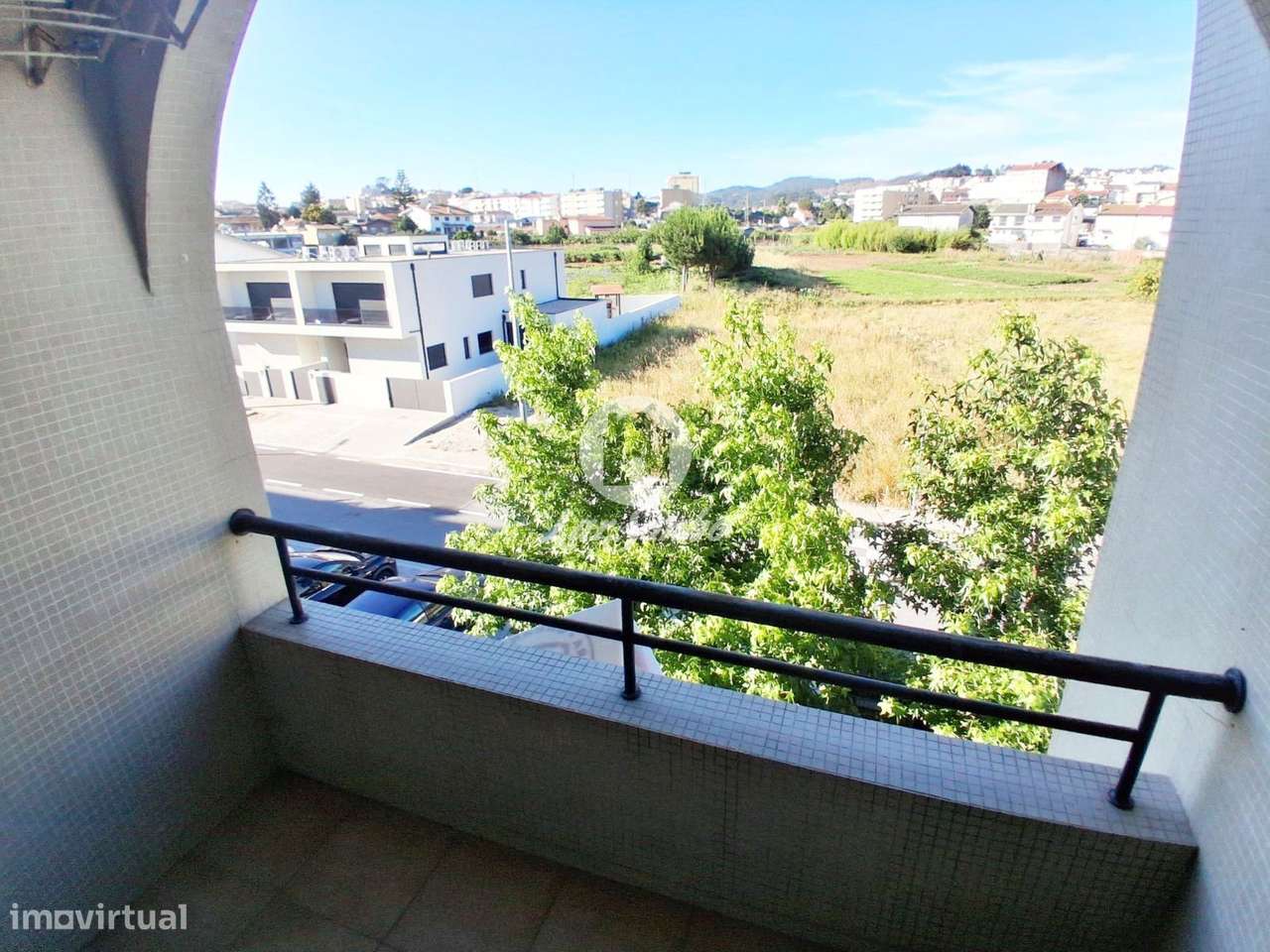 Apartamento T3 com duas frentes, garagem/box e remodelação em curso...-12