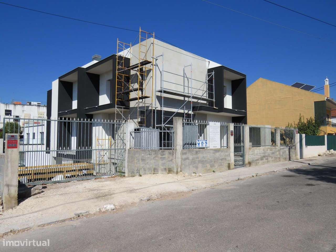 Moradia T4 com piscina e anexo para venda em Odivelas junto ao Centro - Grande imagem: 4/35