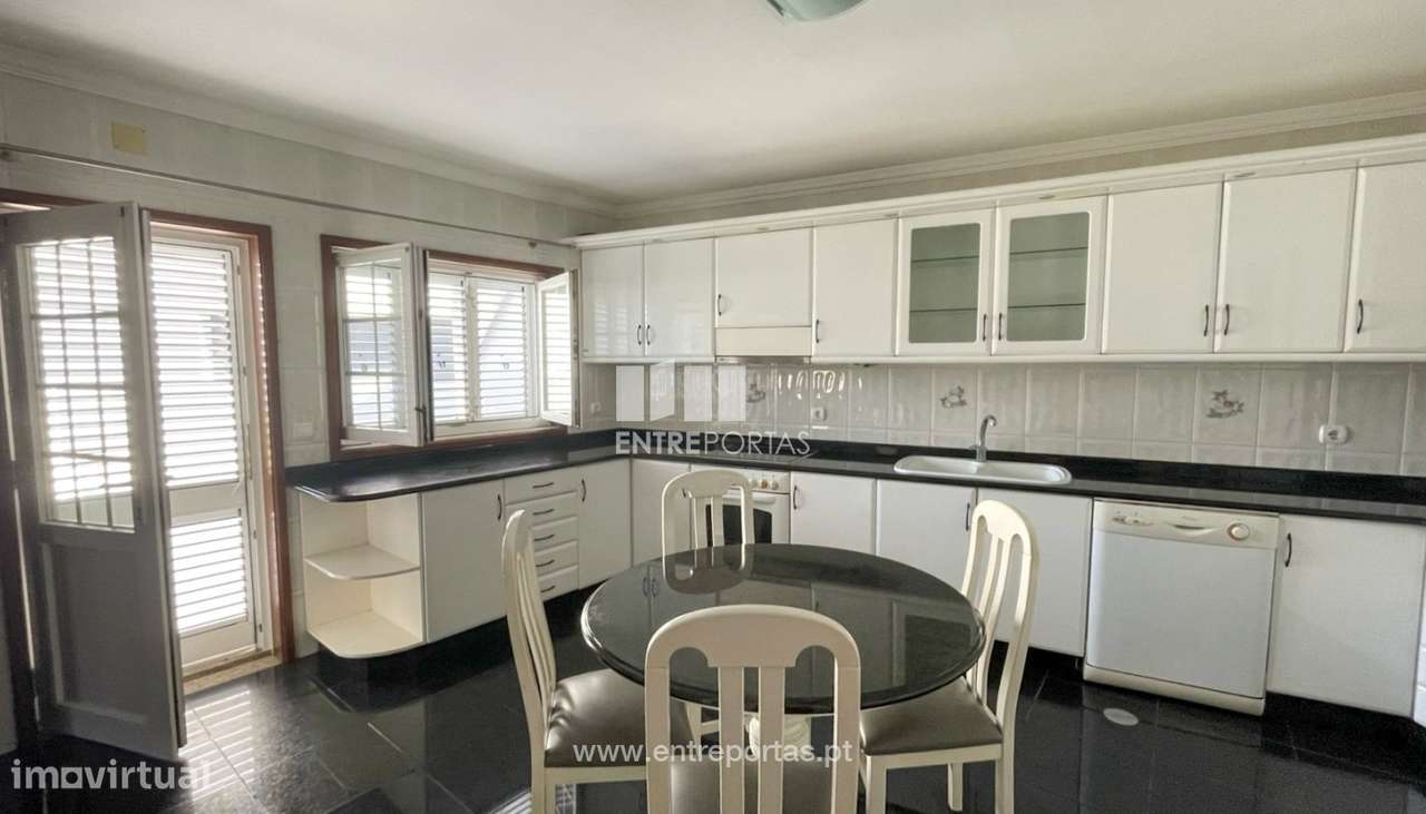 Venda de Moradia V4 com terraço, próxima da praia em Vila do Conde - Grande imagem: 4/16