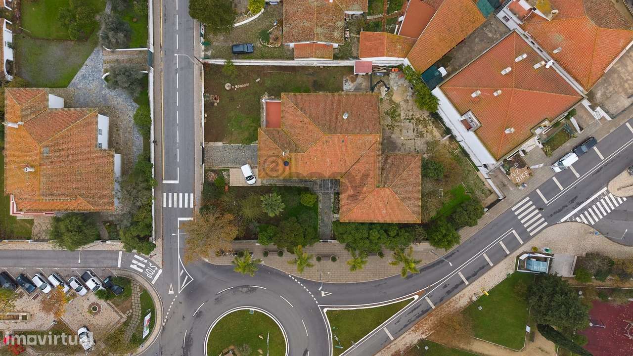 Moradia Senhorial com 16 divisões com Arrumos e Jardim, centro-9