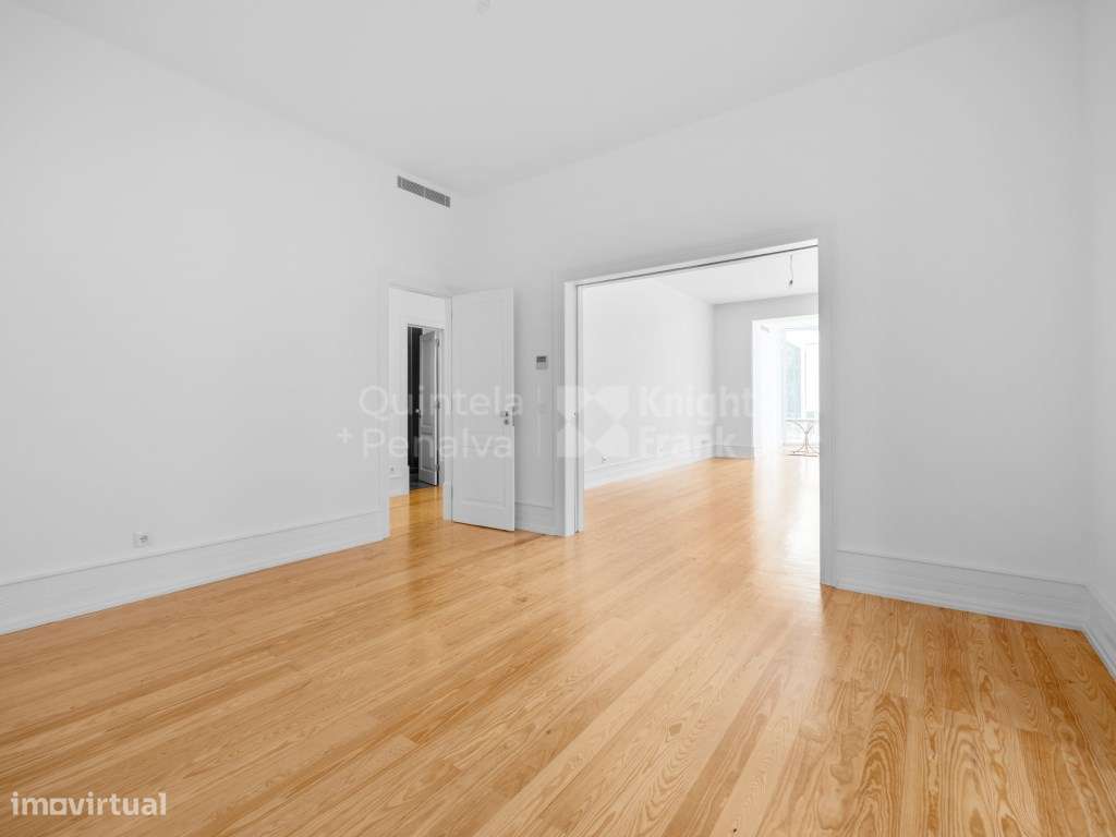 Apartamento T4 com terraço e jardim privativo nas Avenidas Novas - Grande imagem: 4/44