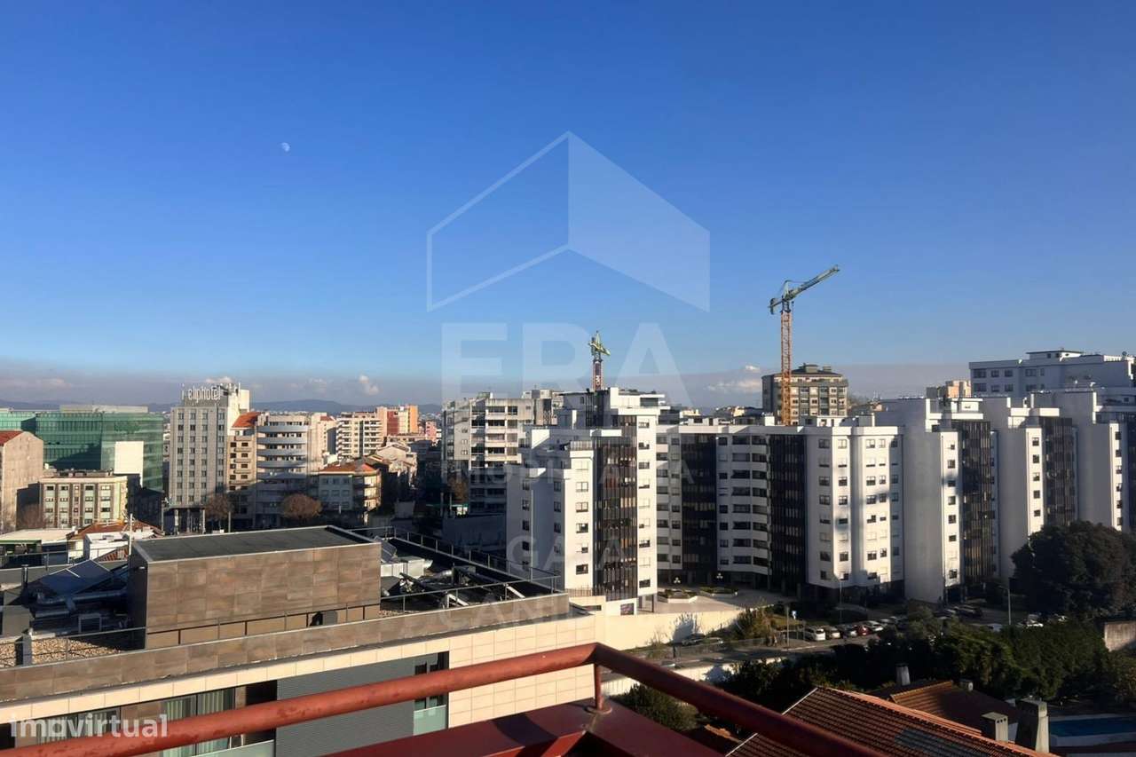 T2 com Enorme Terraço em Localização Privilegiada-11