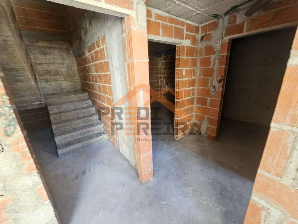 Moradia T4 em fase de construção, situada no Bairro Casal São Sebas...-16