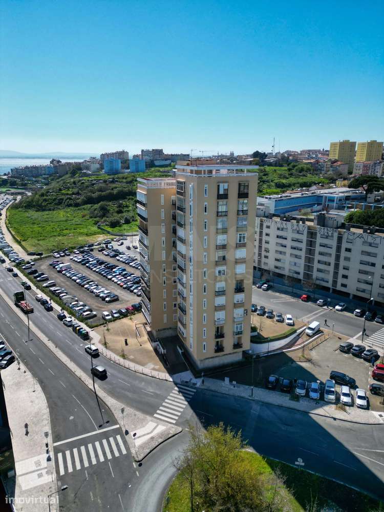 T2 Renovado com Vista Rio | Av. Mouzinho de Albuquerque - Grande imagem: 2/34