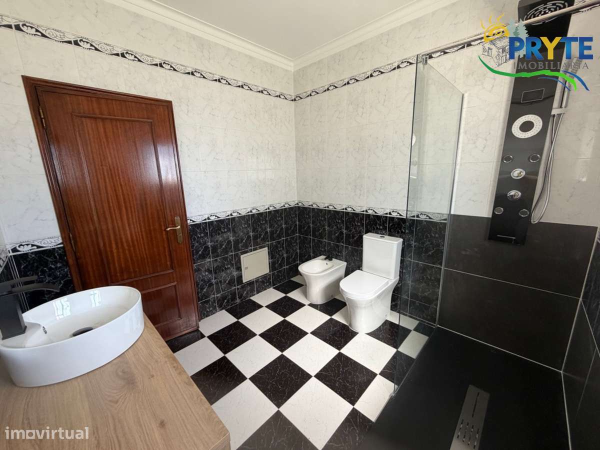 Moradia em Excelentes Condições com Amplo Terreno - Oportunidade Única-19