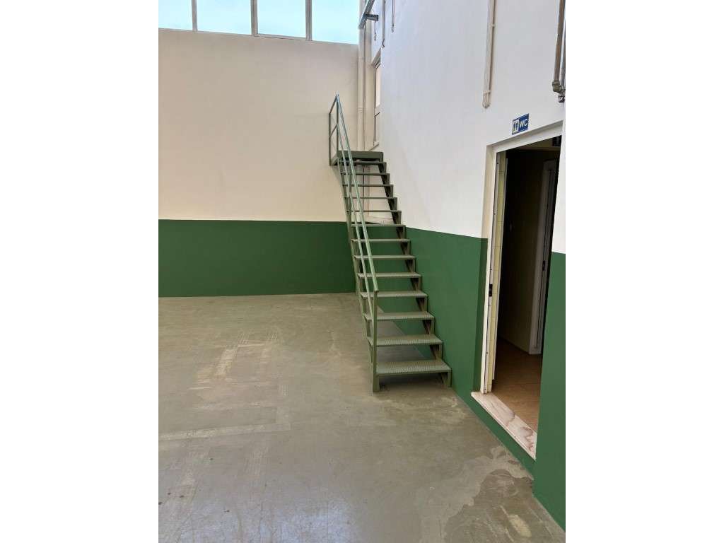 Armazém junto autoestrada com escritórios na Trofa - Grande imagem: 4/16