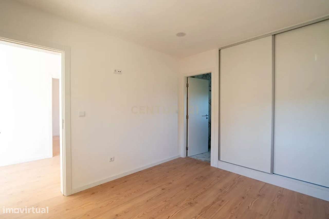 Moradia T3 de dois pisos com terreno totalmente renovada a cinco minut-23