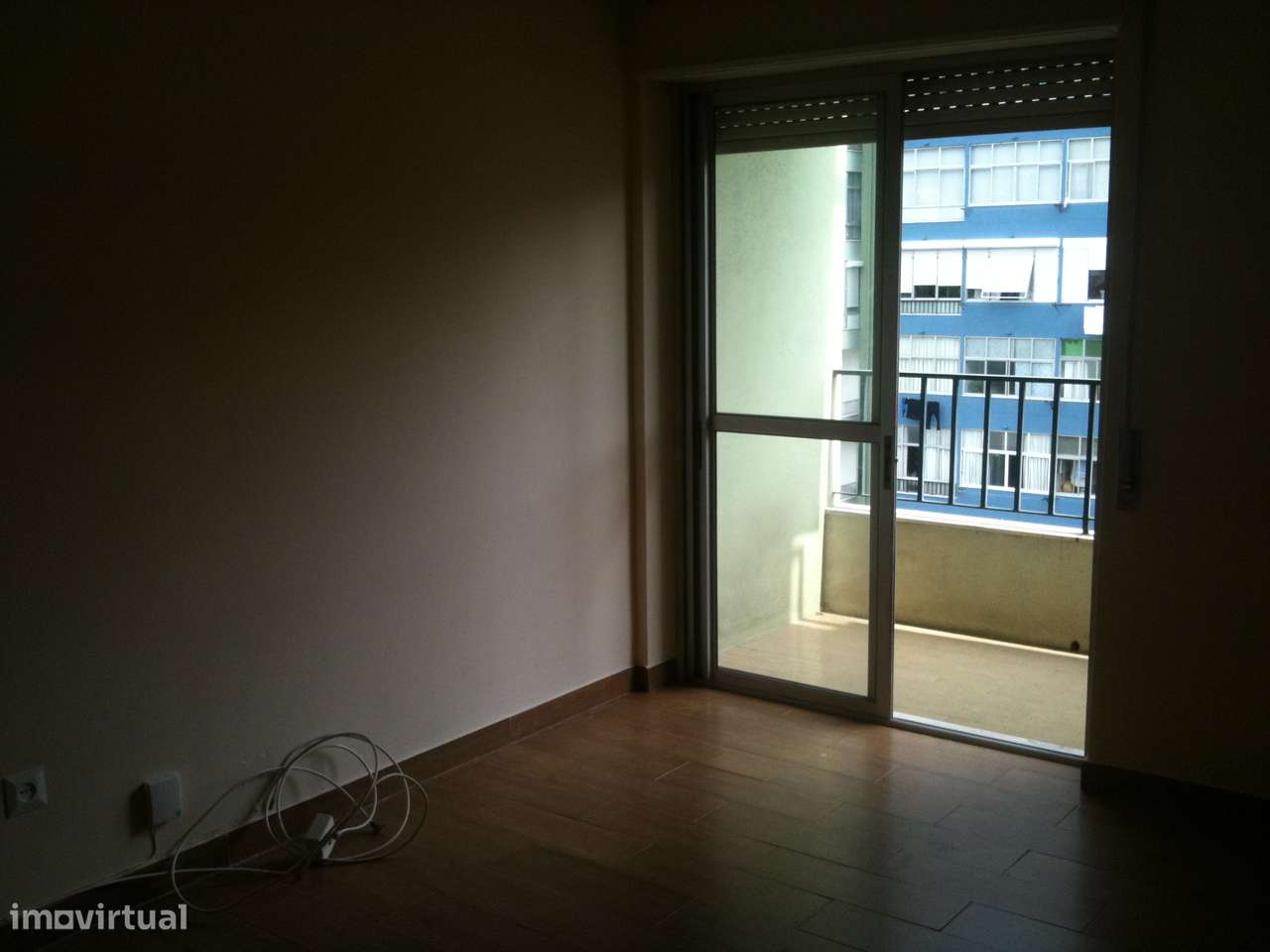 Carnaxide, T2 s/moveis, 1 casa de banho, despensa - Grande imagem: 1/9