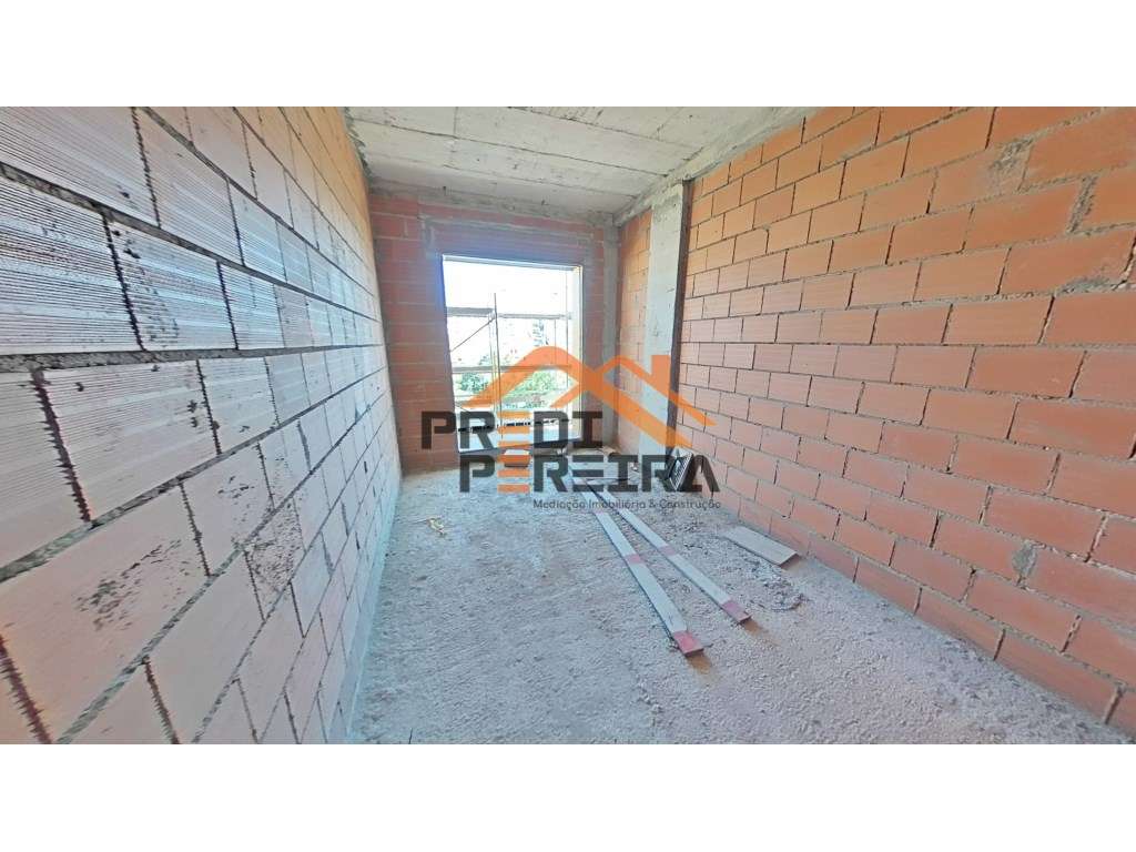 *NOVA CONSTRUÇÃO*
T3 situado em condomínio fechado, com varanda de...-28