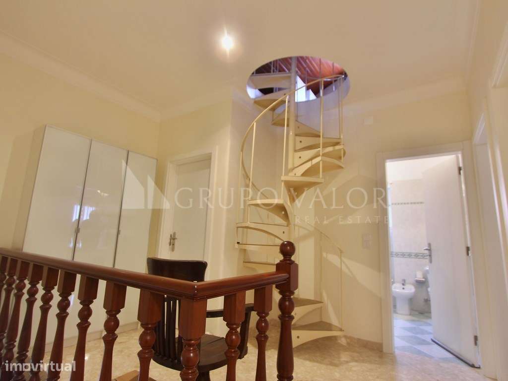 Moradia T4 com Garagem e Logradouro de 200m2 - Algueirão Mem Martins-16