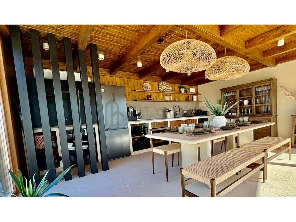 MORADIA DE CHARME COM 4 SUITES INDEPENDENTES E PISCINA-10