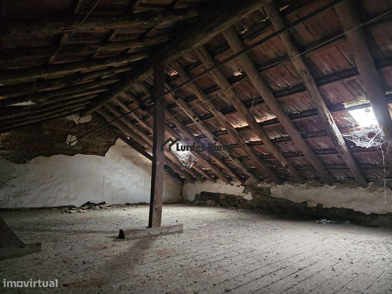 Moradia com dois pisos e logradouro-16