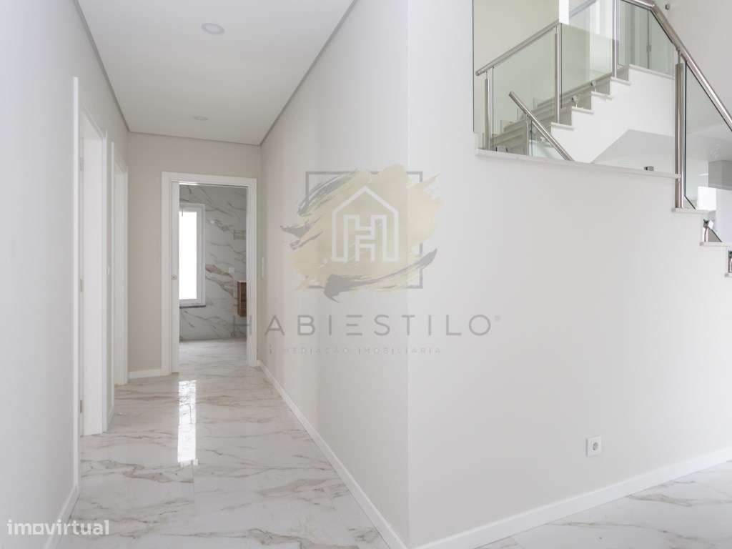 Moradia V4 nova com piscina-16