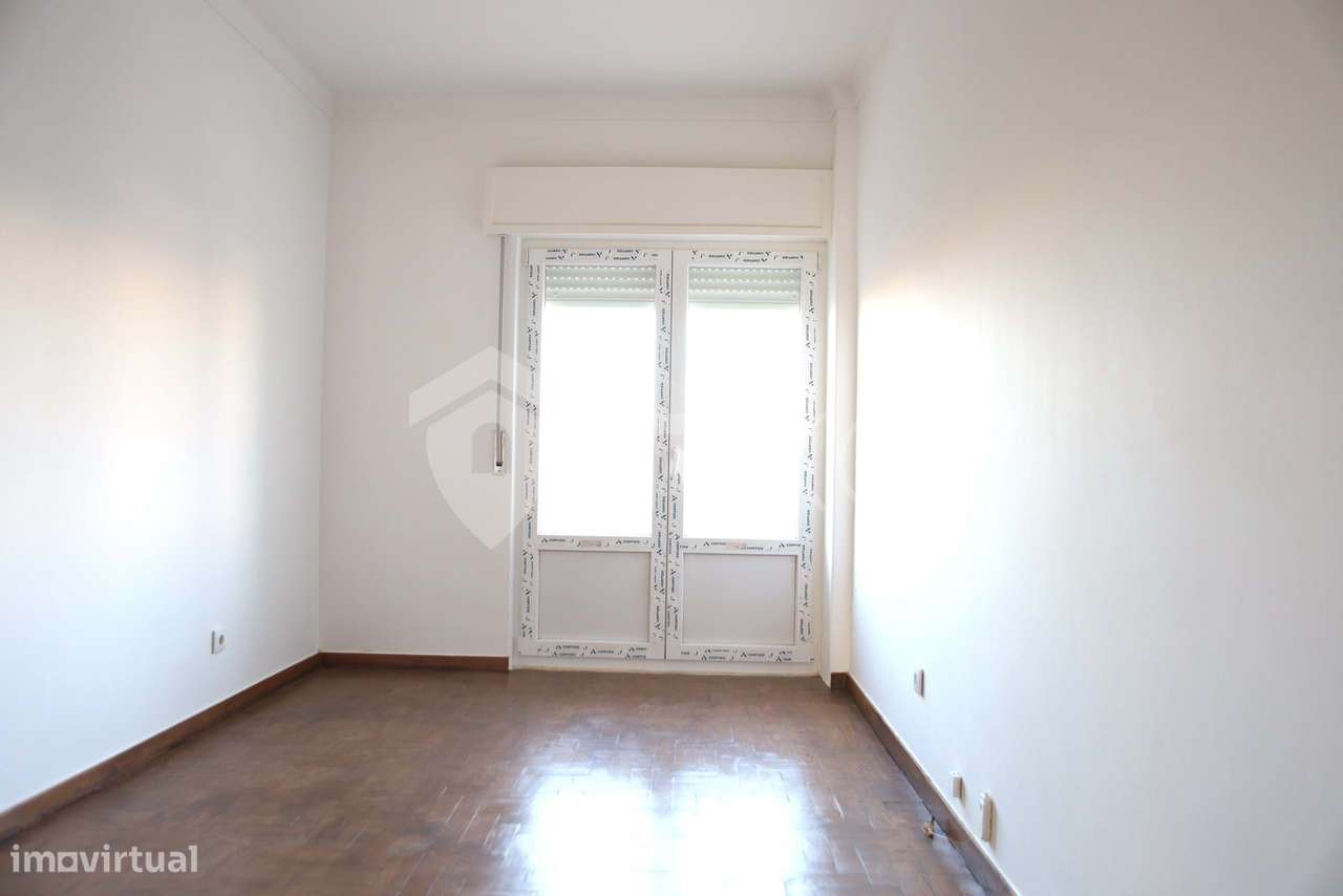 Apartamento T3 em Renovação com Excelentes Áreas em Setúbal-18