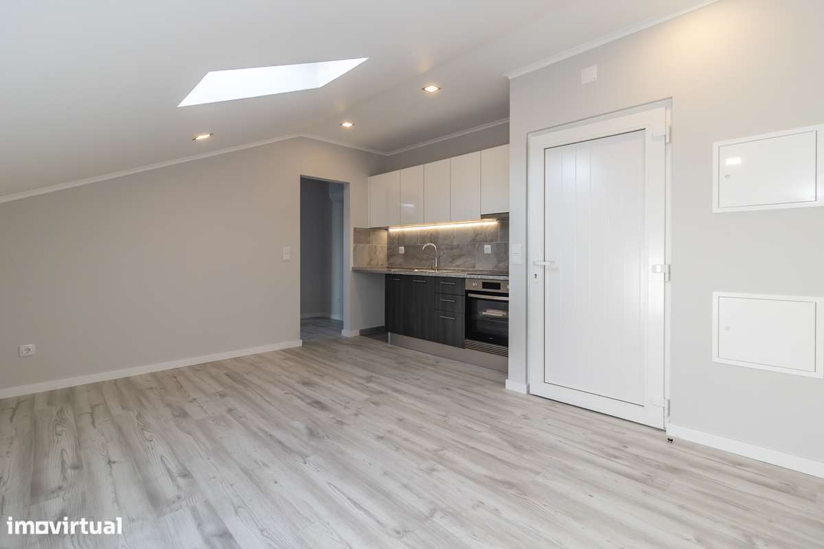 Arrendo Apartamento T1 remodelado- Casal do Marco, P. Pires – 685 Eur - Grande imagem: 2/14