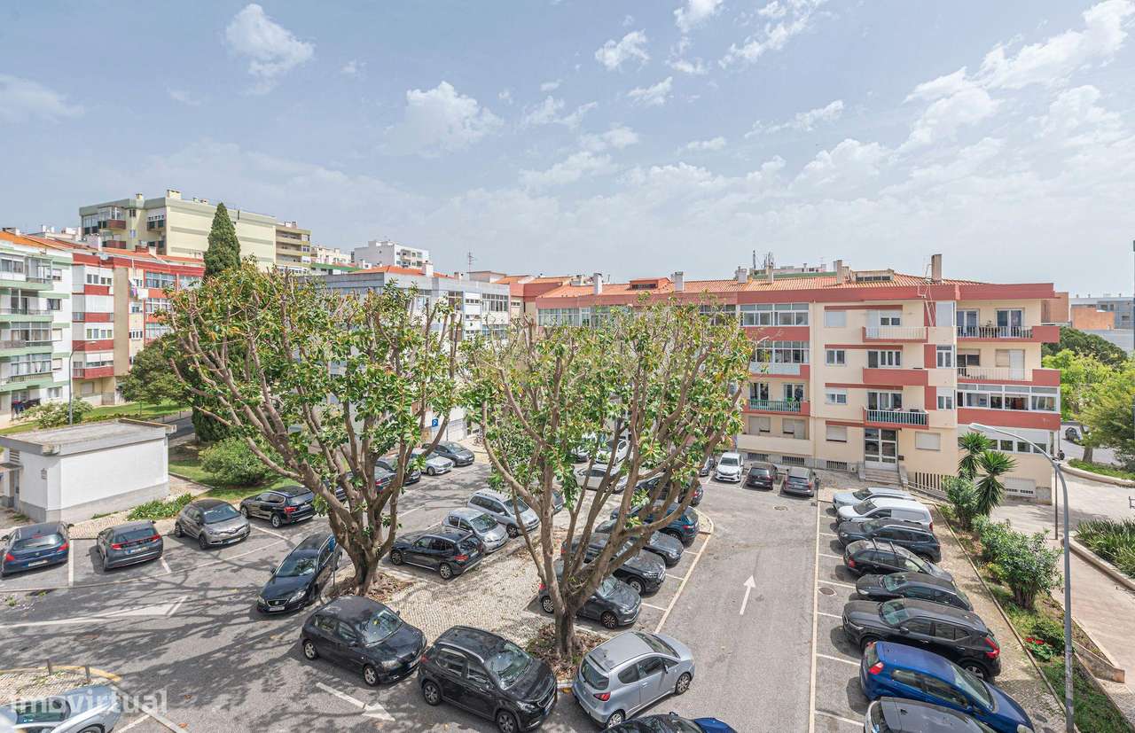 Apartamento T2 em Oeiras com Varanda e Boa Exposição Solar-4