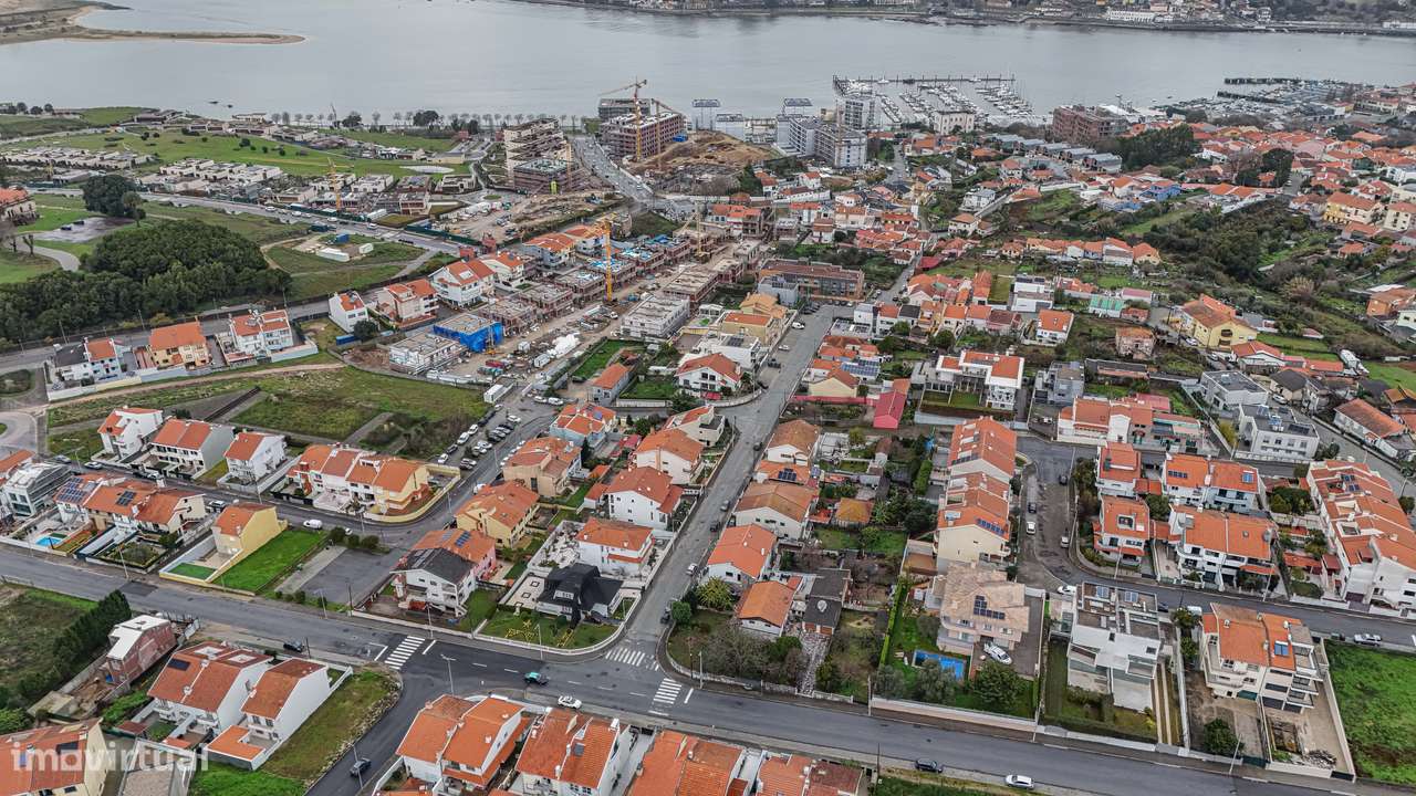 Moradia T4+1 renovada com anexo e jardim em Canidelo-36