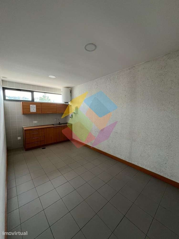 Pavilhão Empresarial Pronto a Utilizar – Fiães!-14