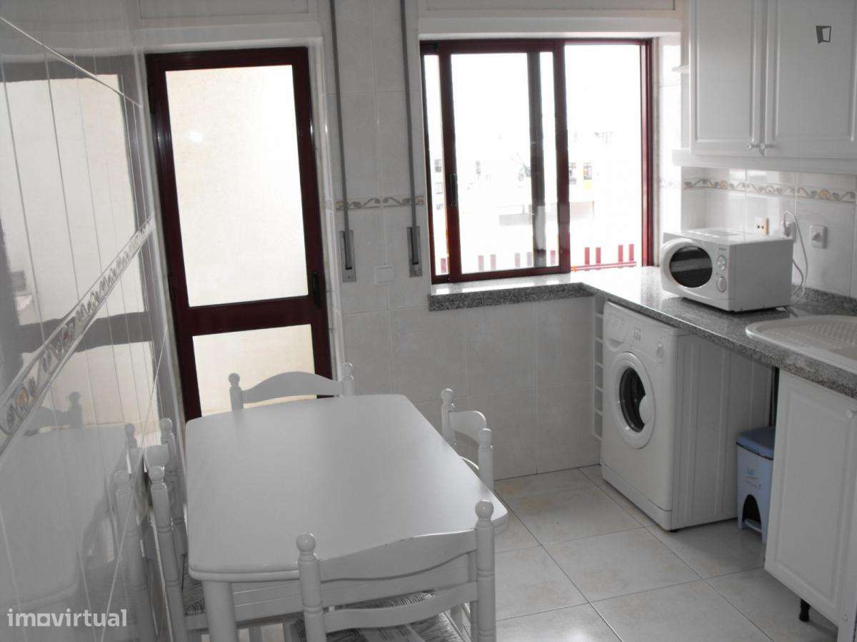 Quarto - localizado em Almada Lisbon - Grande imagem: 4/9