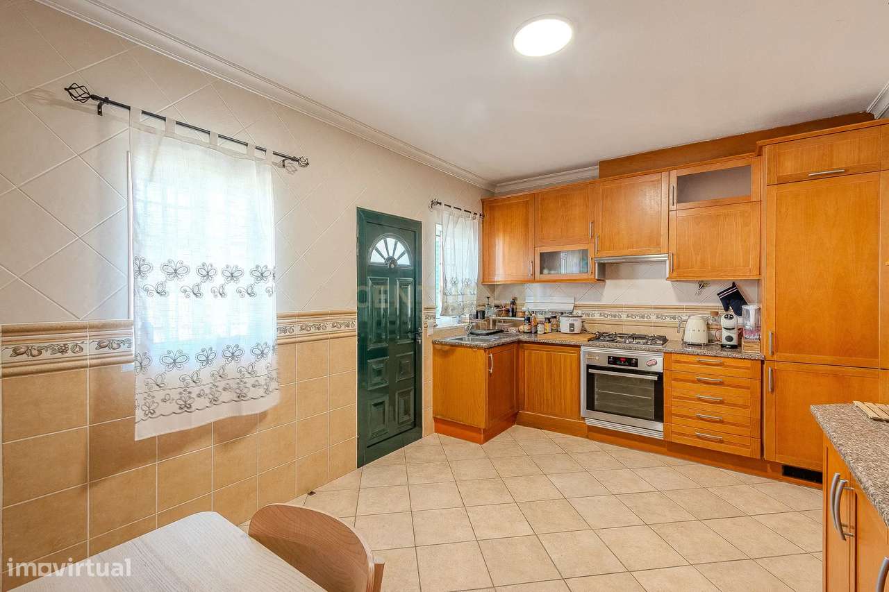 Moradia T2 Geminada C/ 2 Apartamentos Independentes e 238 M2 de Área E-8