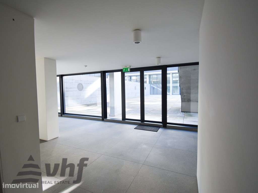 Oportunidade Única: T5 de Excelência no Condomínio Jardim das Camélias-37