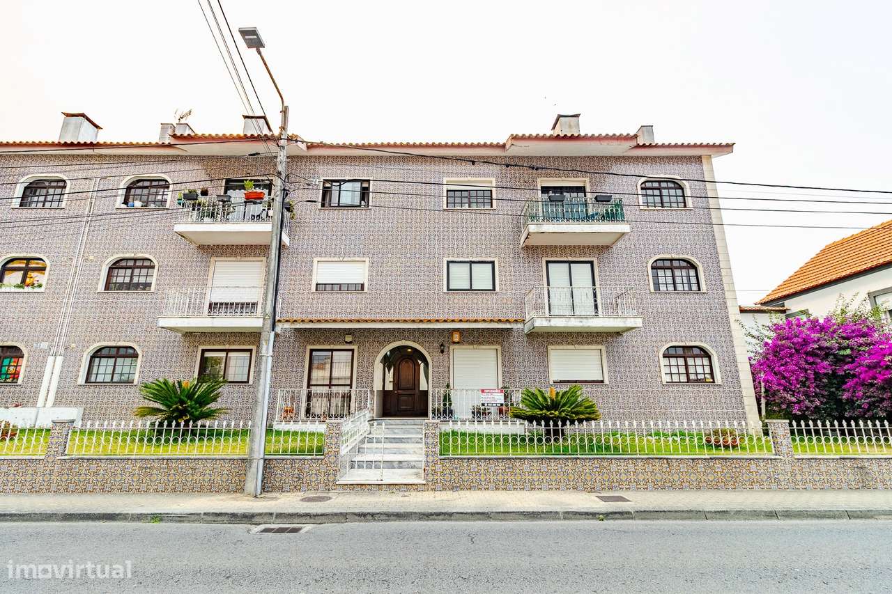 T3 de Excelência com T0 Independente, Garagem Fechada e 3 Lugares de E-51