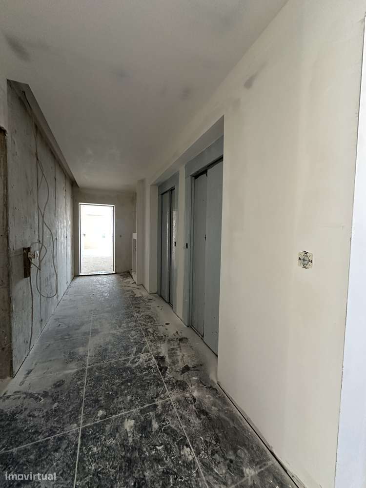 T4 em construção junto à Rodoviária. Vende o Construtor.-16