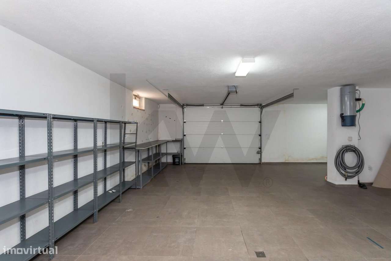 Moradia Isolada T4 Moderna no Algueirão: 311m2, Sala de Cinema, Garage-46