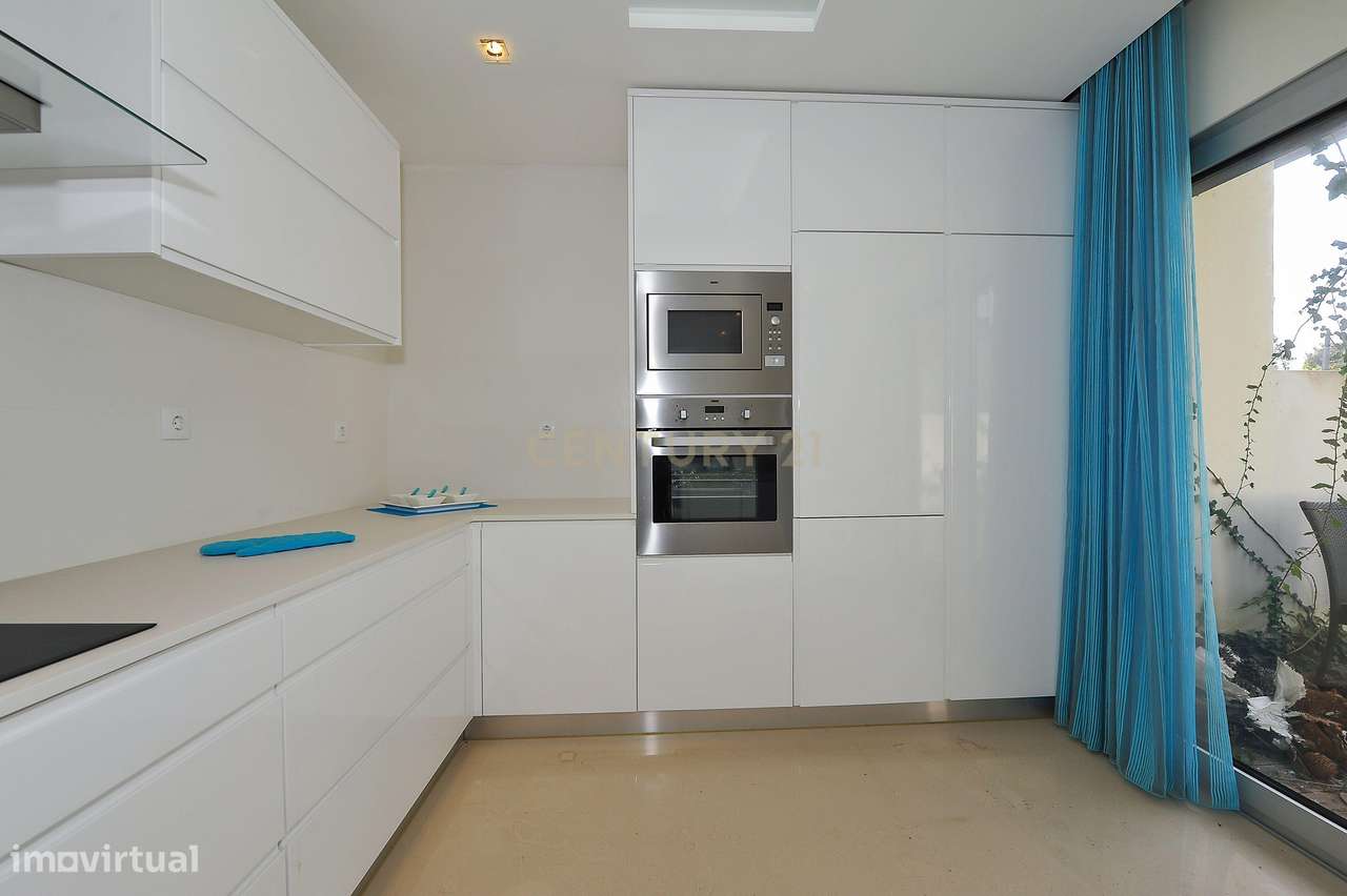 Moradia T3+1 Alto da Parede, em Condomínio Fechado com Vista Mar-5