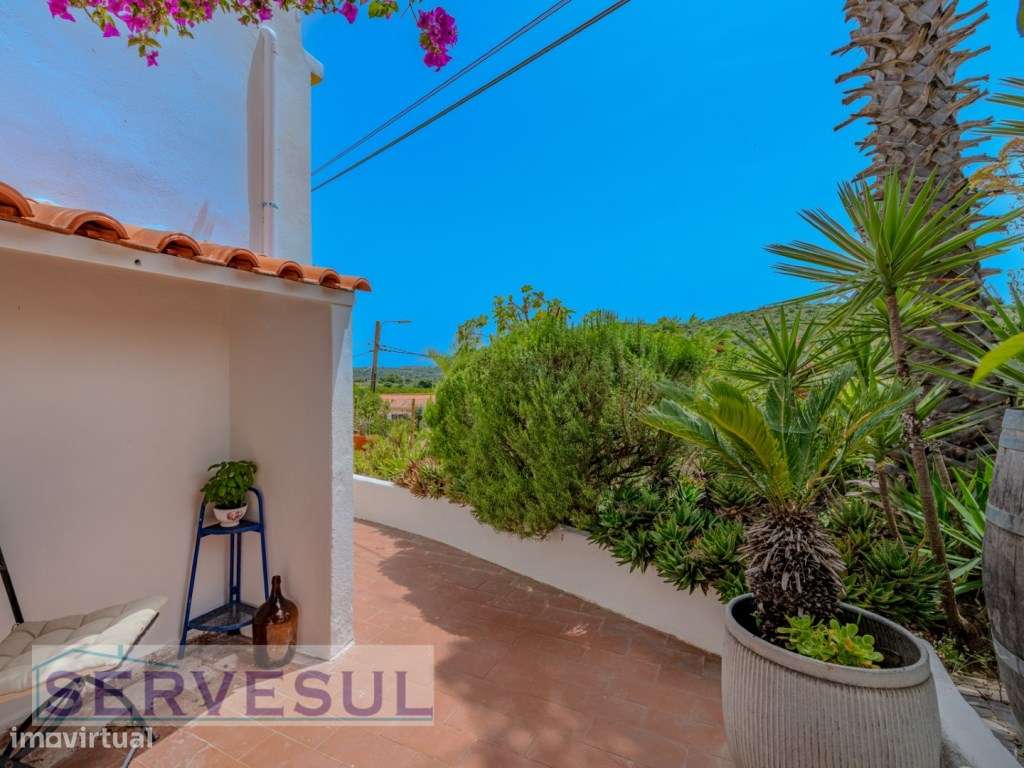 Charmosa moradia de 2 quartos de 121 m², inserida num terreno com 2...-41