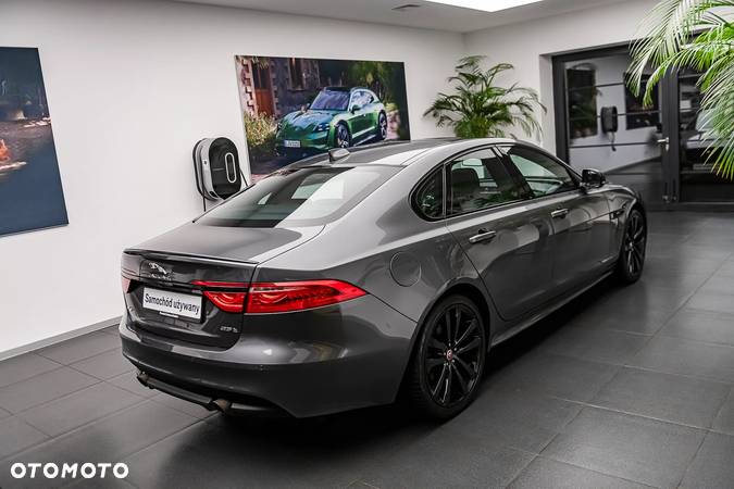 Jaguar XF 2.0 T R-Sport - 18