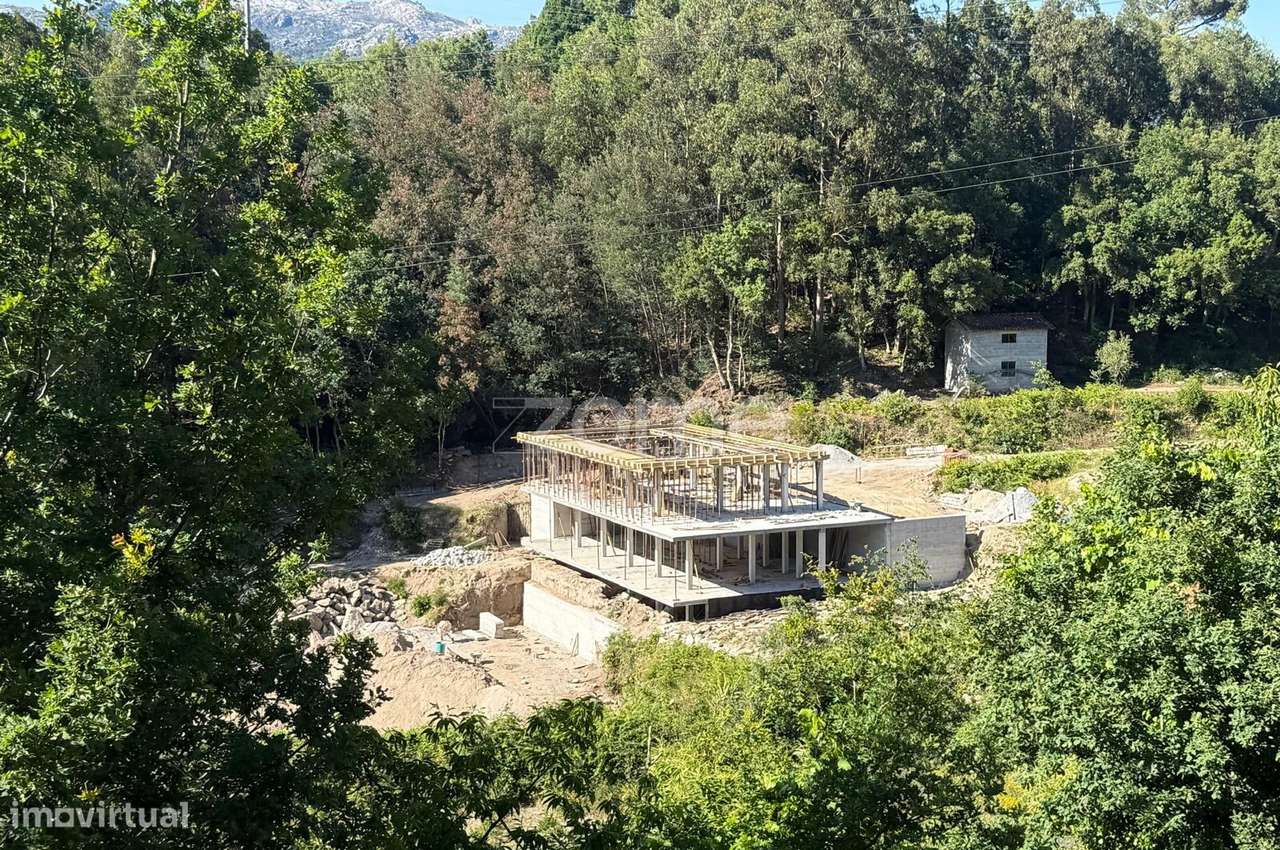 Moradia T3 em contrução no Gerês-10