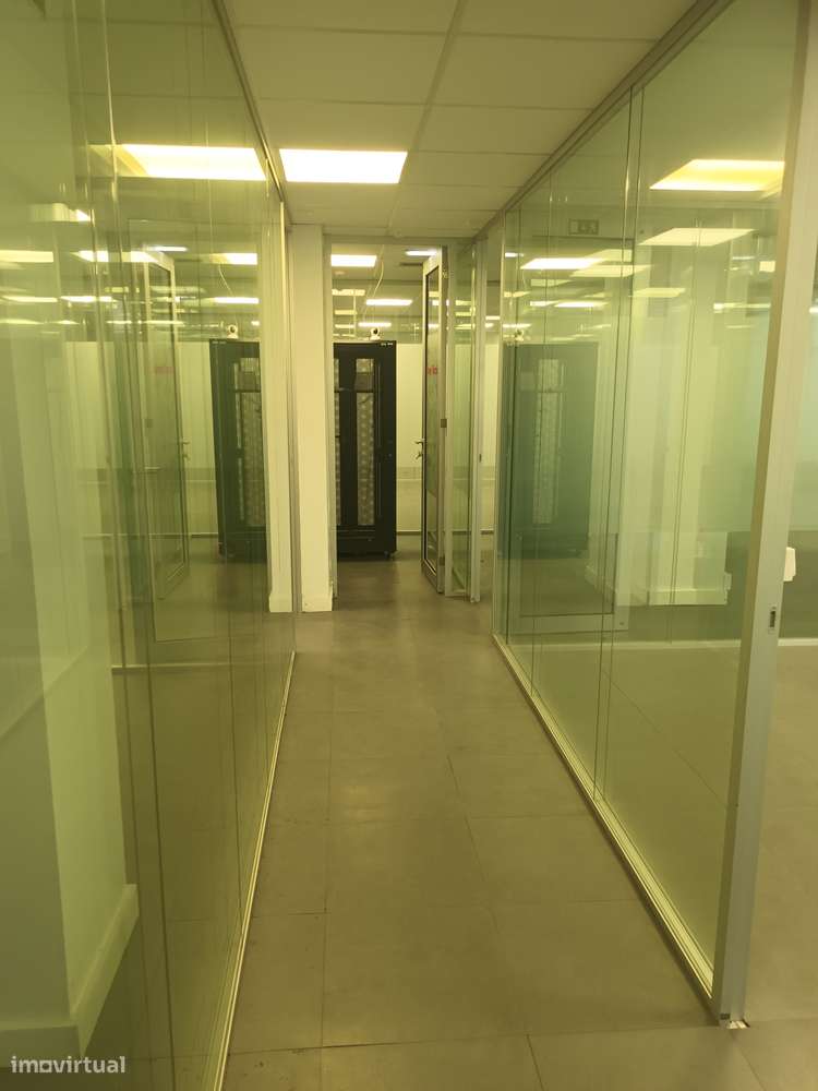 Loja para comércio e serviços na Estrada de Benfica. - Grande imagem: 3/7