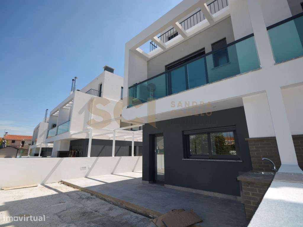 Moradia Nova T4 Fernão Ferro Áreas Amplas Pérgola e Piscina - Grande imagem: 5/23