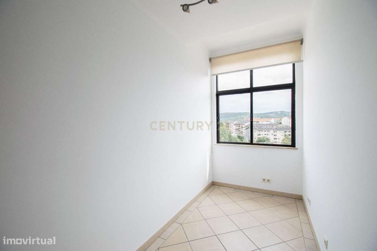 Moradia Exclusiva no Coração dos Olivais – Conforto, Espaço e Tranquil-7